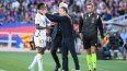 El entrenador español del Barcelona, Xavi, hace un gesto hacia el delantero brasileño del Real Madrid #07 Vinicius Junior (i) junto al entrenador italiano del Real Madrid, Carlo Ancelotti, durante el partido de fútbol de la liga española entre el FC Barcelona y el Real Madrid CF en el Estadi Olimpic Lluis Companys de Barcelona el 28 de octubre. 2023. &nbsp;