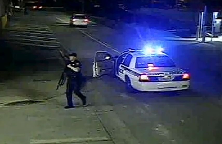 Imagen tomada del video de seguridad donde aparecedel agente David Johnston antes de abrir fuego en el hecho ocurrido en febrero de 2014.