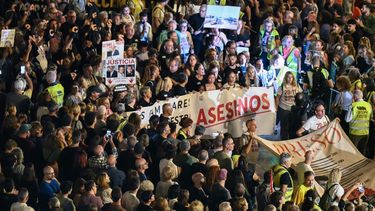 Los manifestantes sostienen pancartas durante una marcha para conmemorar el primer aniversario de las inundaciones mortales del año pasado y exigir responsabilidades en Valencia el 25 de octubre de 2025. Los manifestantes sostienen pancartas durante una marcha para conmemorar el primer aniversario de las inundaciones mortales del año pasado y exigir responsabilidades en Valencia el 25 de octubre de 2025.