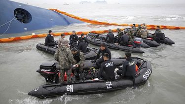 Equipos de rescate se preparan para iniciar la búsqueda de pasajeros de un transbordador hundido frente la costa de Corea del Sur, al sur de Seúl, el jueves 17 de abril de 2014. (AP)