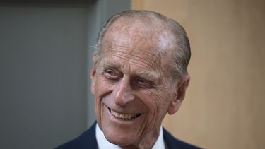 En esta foto del 8 de junio de 2015, el príncipe Felipe de Inglaterra, esposo de la reina Isabel II, sonríe tras develar una placa al final de su visita al Richmond Adult Community College en Richmond, en el suroeste de Londres. Un juez dictaminó que la voluntad del príncipe debe permanecer en secreto.&nbsp;