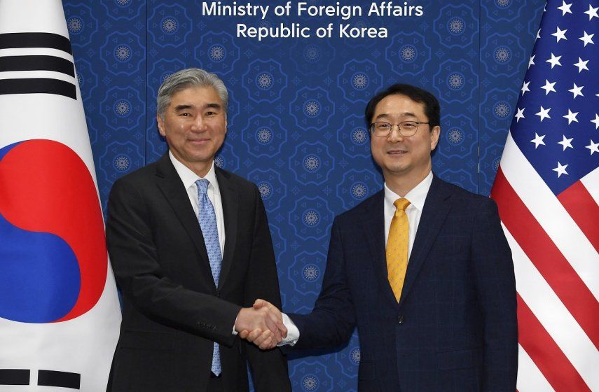 El represente especial de Estados Unidos para Corea del Norte, Sung Kim (izquierda), estrecha la mano al representante especial de Corea del Sur para asuntos de paz y seguridad en la Península de Corea, Kim Gunn, antes de una reunión en el Ministerio de Exteriores surcoreano, el 6 de abril de 2023 en Seúl.&nbsp;