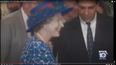 Una captura de pantalla de un reportaje de Local 10 News transmitido el 9 de septiembre de 2022 muestra imágenes de la reina Isabel II durante su visita a Miami, donde compartió con el entonces alcalde de la ciudad, Xavier Suárez.&nbsp;