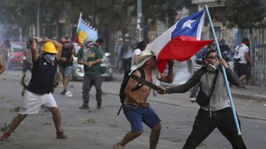 Manifestantes se enfrentan a la polic&iacute;a en Santiago de Chile.