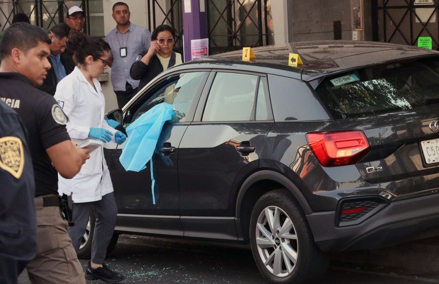 Investigadores forenses trabajan en la escena del crimen donde Ximena Guzmán, secretaria de la alcaldesa; y José Muñoz, asesor del gobierno local, fueron asesinados en la Ciudad de México el 20 de mayo de 2025.