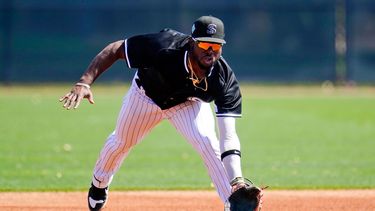 El tercera base de los Medias Blancas de Chicago Bryan Ramos atrapa una rola durante los entrenamientos de ligas menores el jueves 10 de marzo de 2022, en Phoenix
