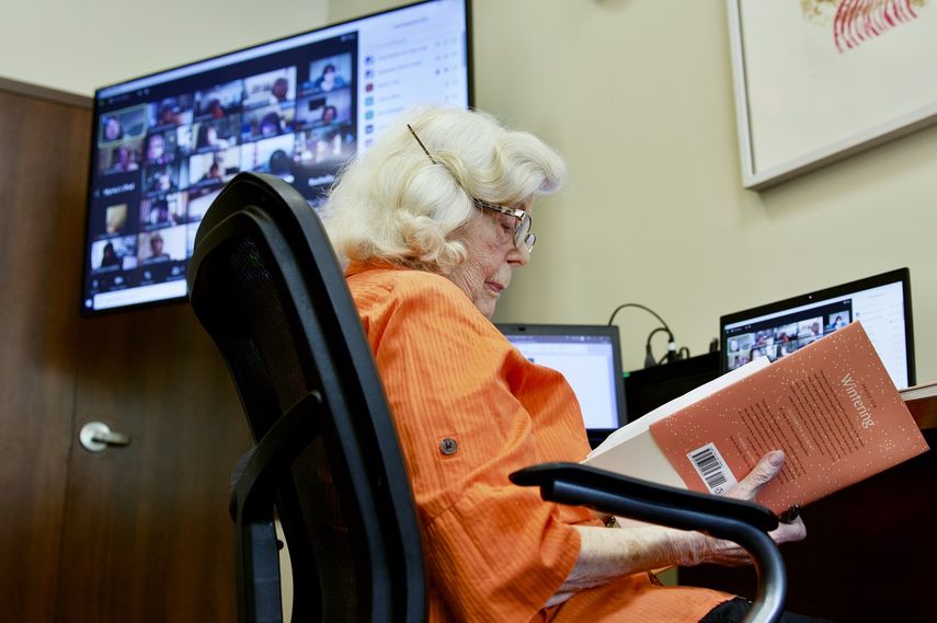 Trudy Berlin, de 98 años, revisa el material que preparó para las charlas virtuales que coordina con mujeres ancianas como ella.&nbsp;&nbsp;