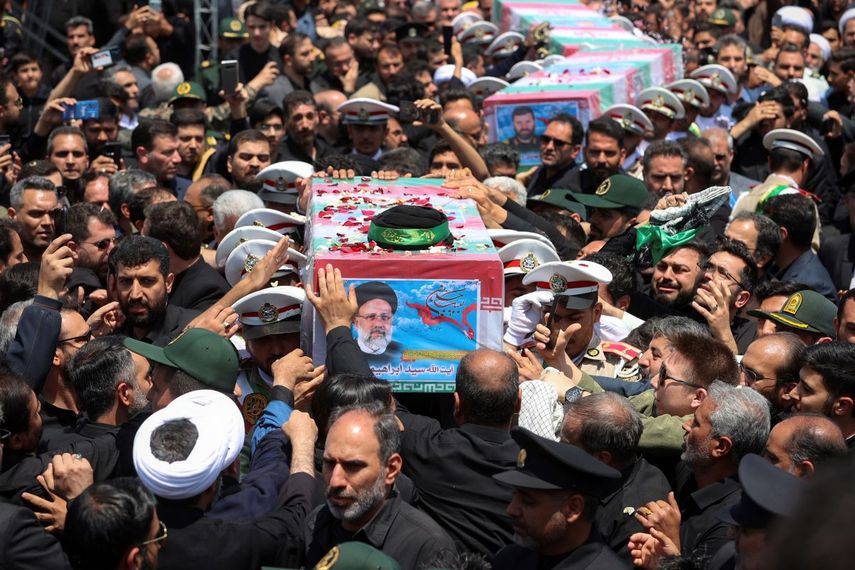 Una imagen difundida por la Oficina de la Presidencia Iraní muestra los ataúdes, envueltos en banderas, del presidente Ebrahim Raisi y quienes lo acompañaban en el choque del helicóptero en que viajaban el domingo, durante su funeral en la ciudad de Mashhad, Irán, el jueves 23 de mayo de 2024.