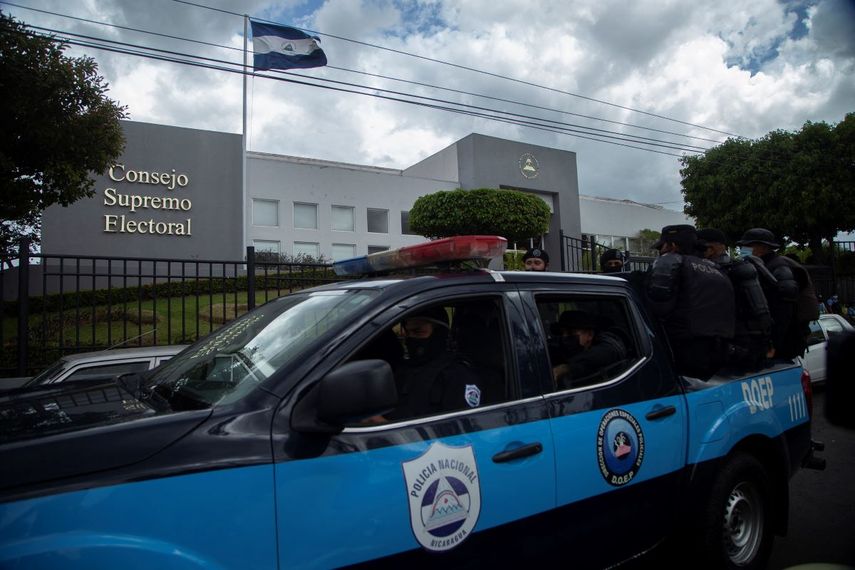Una patrulla de la Policía vigila el edificio del Consejo Supremo Electoral, en Managua, Nicaragua.