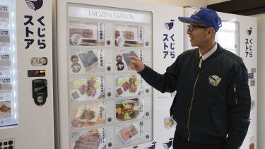 Konomu Kubo, un vocero de Kyodo Senpaku Co., explica la venta de carne de ballena en una máquina expendedora en la tienda de la empresa, el jueves 26 de enero de 2023, en Yokohama, Japón.&nbsp;