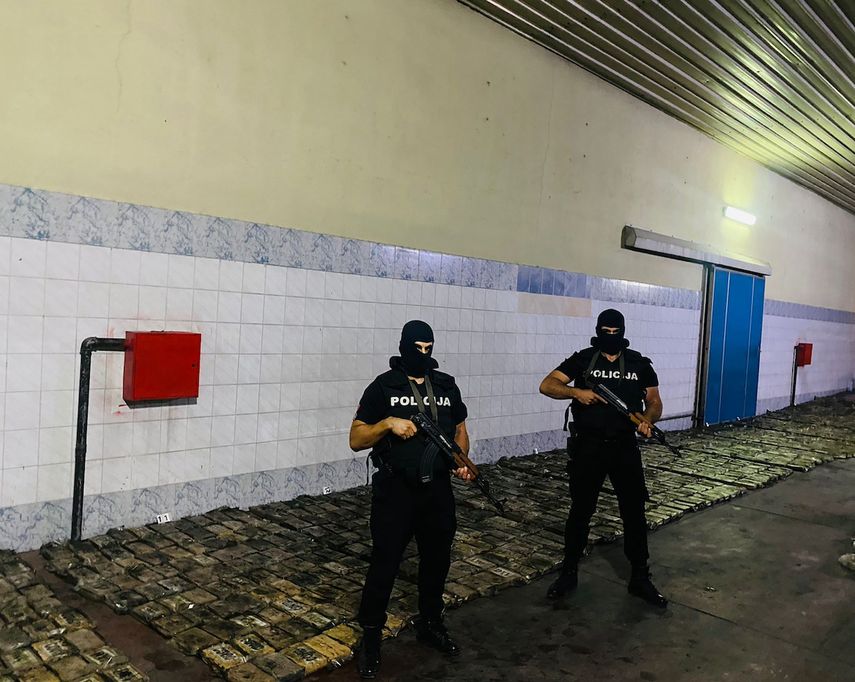 En esta foto dada a conocer por la policía de Montenegro se ve más de una tonelada de cocaína que estaba oculta en un cargamento de bananas. Las autoridades descubrieron la droga el jueves por la noche en la aldea de Mojanovici, cerca de Podgorica.
