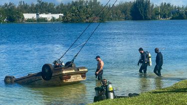Buzos rescatan un vehículo hallado en un lago de Doral.