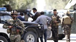 Militares afganos aseguran las carreteras que conducen a la embajada de Irak en&nbsp;Kabul(Afganistán), tras el ataque suicida ocurrido este 31 de julio de 2017. &nbsp;