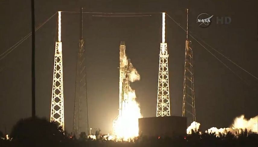 En esta foto proporcionada por NASA-TV, el cohete Falcon 9 despega con la cápsula Dragon del complejo de lanzamiento 40 en la base aérea de cabo Cañaveral, en Florida, el 10 de enero de 2015.. (AP Foto/NASA-TV)
