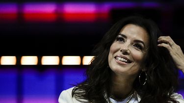 La actriz, productora y filantrópica estadounidense Eva Longoria durante una charla en el escenario central de la conferencia tecnológica más grande de Europa, Web Summit, en Lisboa el 4 de noviembre de 2022.