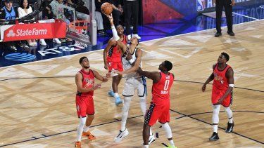 El francés Victor Wembanyama (de blanco) intenta encestar el balón durante el Juego de Estrellas de la NBA, el 15 de febrero de 2026.