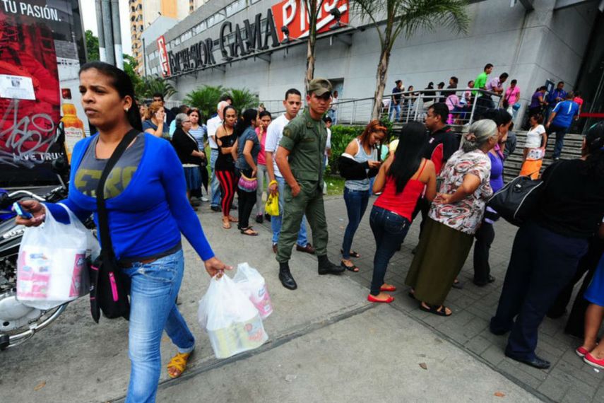 Venezolanos viven haciendo cola para sobrevivir (Cortesía)
