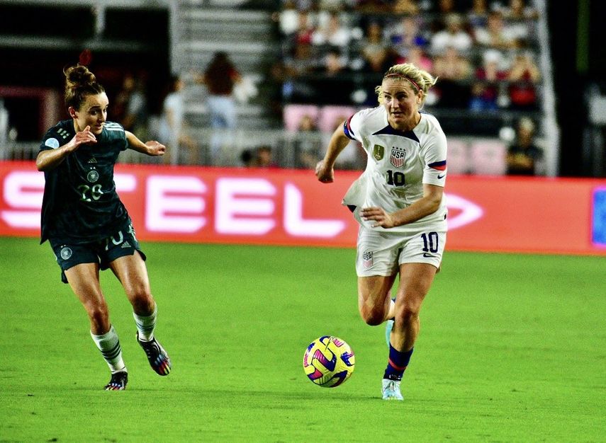 Lindsey Horan (10), de Estados Unidos, trata de superar a Lina Magull (20), de Alemania, el jueves 10 de noviembre en el estadio del Inter Miami en Fort Lauderdale.
