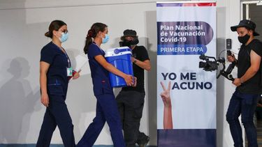 Una enfermera lleva una hielera con dosis de la vacuna contra COVID-19 en el Hospital Metropolitano de Santiago, Chile.