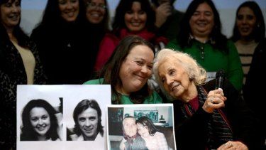 Estela de Carlotto (der.), presidenta de la organización argentina de derechos humanos Abuelas de Plaza de Mayo, gesticula junto a Adriana Metz Romero (izq.), hermana del Nieto n.º 140 rastreado, durante una conferencia de prensa en la Casa de la Identidad en Buenos Aires el 7 de julio de 2025.&nbsp; 