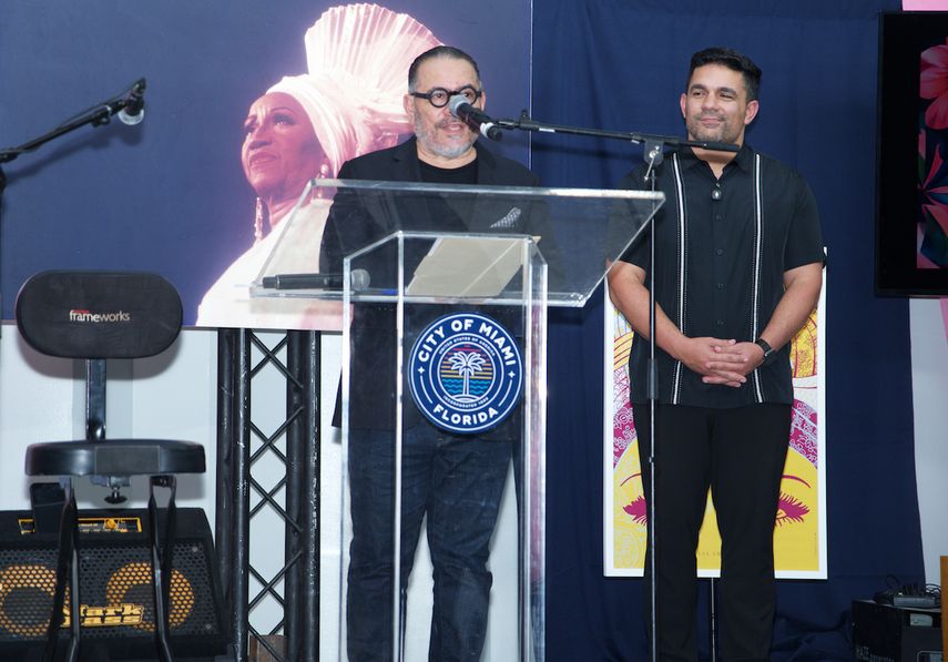Omer Pardillo, albacea del legado de Celia Cruz, se dirige a los presentes durante el anuncio del parque en honor a la cantante.&nbsp;
