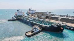 Buque tanquero iraní atracado en un puerto de Venezuela.