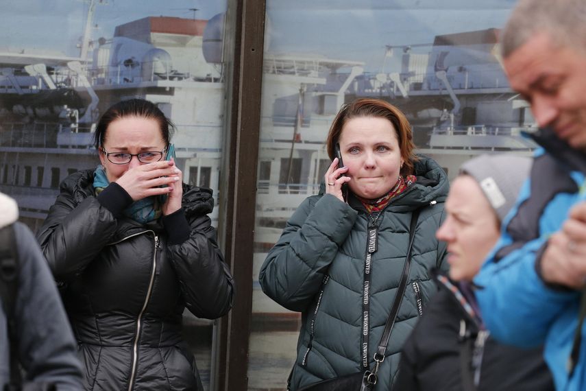 Varias personas llaman tras el atentado terrorista ocurrido en el metro de San Petersburgo, Rusia.&nbsp;