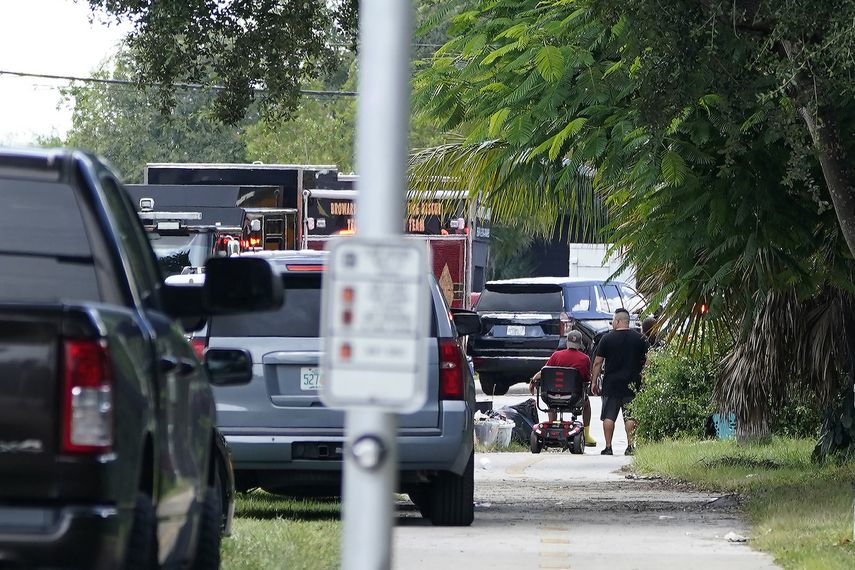 La escena después de la caída del helicóptero el 28 de agosto de 2023 en Pompano Beach, Florida.