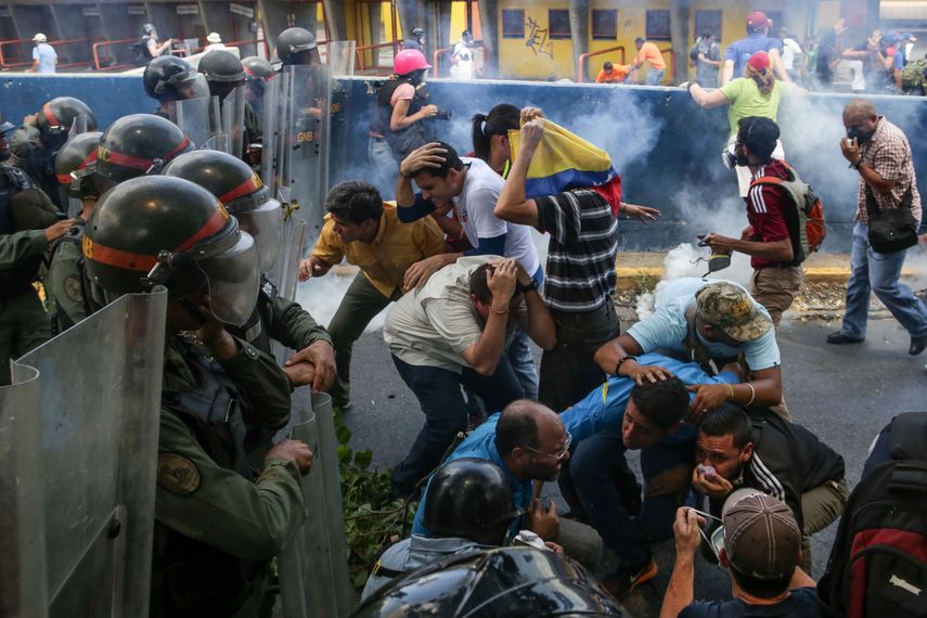 Caballero Galvez corrió para resguardarse de la represión que empleaban los cuerpos de seguridad con bombas lacrimógenas y perdigones, pero se topó de frente con un piquete de la GNB.