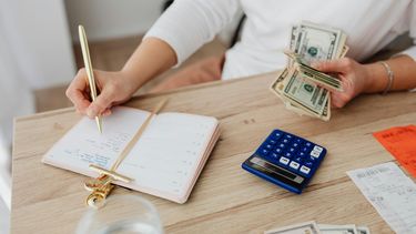 Persona hace presupuesto sobre gastos