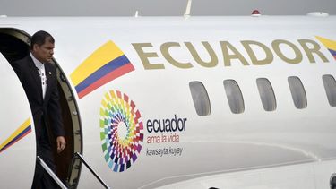 &nbsp;En esta foto de archivo tomada el 4 de diciembre de 2014, el presidente de Ecuador, Rafael Correa, se baja de su avión a su llegada a la base aérea Simón Bolívar en Guayaquil, Ecuador