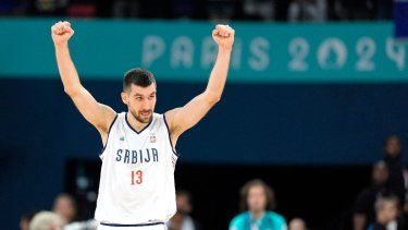 El serbio Ognjen Dobric celebra en los últimos segundos del partido de cuartos de final contra Australia en el Bercy Arena de los Juegos Olímpicos de Verano de 2024, el martes 6 de agosto de 2024, en París, Francia.&nbsp;
