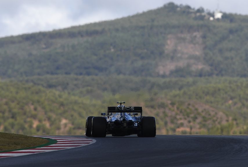 El piloto finlandés Valtteri Bottas conduce su Mercedes en la primera sesión de práctica para el Gran Premio de Portugal de la Fórmula Uno, en el Circuito Internacional Algarve, en Portimao, Portugal, el viernes 23 de octubre de 2020.&nbsp;
