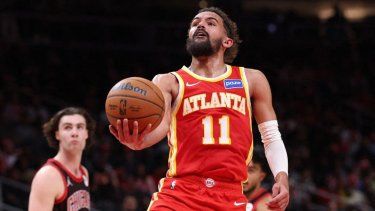 Trae Young #11 de los Atlanta Hawks reacciona contra los Chicago Bulls durante el segundo cuarto en el State Farm Arena el 23 de diciembre de 2025 en Atlanta, Georgia. NOTA PARA EL USUARIO: El usuario reconoce y acepta expresamente que, al descargar o usar esta fotografía,&nbsp; 