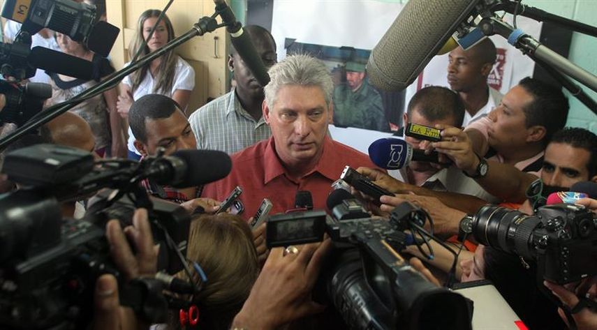 El primer vicepresidente cubano, Miguel Diaz-Canel, declara a los medios. Foto EFE.