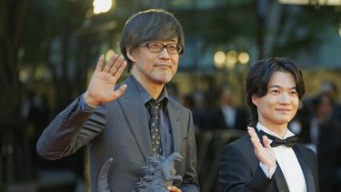 El director de Godzilla Minus One, Takashi Yamazaki, y el actor Ryunosuke Kamiki posan en la alfombra roja antes de la ceremonia inaugural de la 36a edición del Festival Internacional de Cine de Tokio en Tokio, Japón el 23 de octubre de 2023.