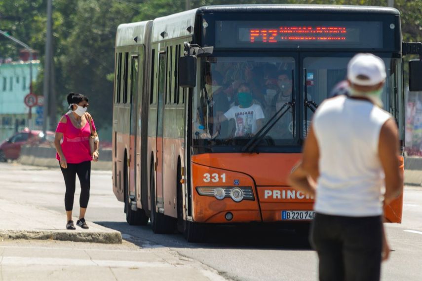 Una mujer aborda una unidad de transporte en La Habana.