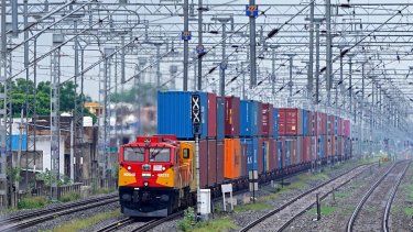 Un tren con carga comercial en India.