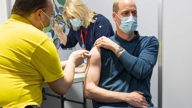 En esta foto tuiteada por el duque y la duquesa de Cambridge, el príncipe William de Gran Bretaña recibe una dosis de una vacuna del coronavirus en Londres el martes, 18 de mayo del 2021.&nbsp;