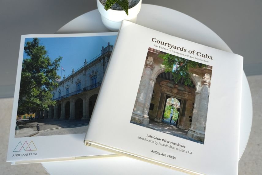 Libro Courtyards of Cuba de Julio César Pérez Hernández.