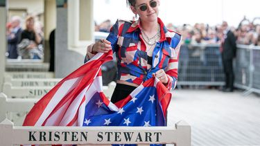 Esta foto de archivo tomada el 13 de septiembre de 2019 muestra a la actriz estadounidense Kristen Stewart revelando su vestidor exclusivo para la playa en Promenade des Planches durante el 45 Festival de Cine de Deauville en Deauville, en el oeste de Francia.