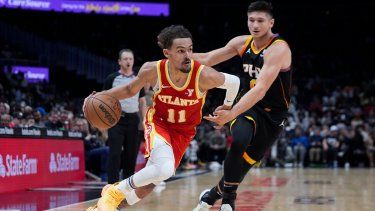 Trae Young, base de los Hawks de Atlant, elude a Grayson Allen, de los Suns de Phoenix, en el encuentro de NBA del viernes 2 de febrero de 2024&nbsp;
