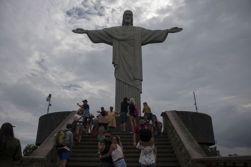 Hasta el martes 17 de marzo los turistas llegaban al Corcovado, en Río de Janeiro, Brasil. Pero ya las autoridades cerraron el acceso, tampoco se puede llegar al Pan de Azúcar. Visitados por más de 300 mil espectadores al año, ambos sitios turísticos son las mayores atracciones de la Ciudad Maravillosa. 