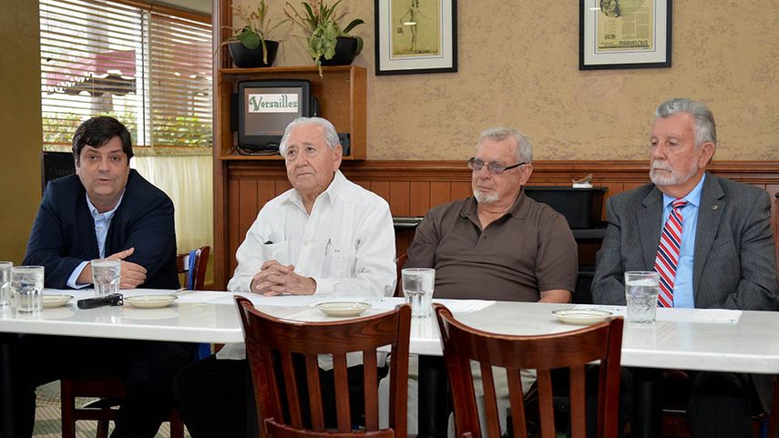 Pie de Foto: Manuel Aguilera, Calixto Campos, Luis Bolívar y Pedro García, durante la constitución de la Cámara de Comercio en el Versailles. (Álvaro Mata)