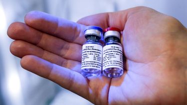 En esta foto del 6 de agosto distribuida por el Fondo de Inversión Directa de Rusia se exhibe una nueva vacuna contra el coronavirus en el Centro Nacional de Epidemiología y Microbiología Nikolai Gamaleya en Moscú, Rusia.&nbsp;