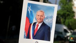 Una persona muestra un cartel con la imagen del candidato presidencial chileno José Antonio Kast, del Partido Republicano, en el que se lee su nombre y Presidente de la República de Chile, tras conocerse los primeros resultados de la segunda vuelta de las elecciones presidenciales en Santiago, el 14 de diciembre de 2025.&nbsp;