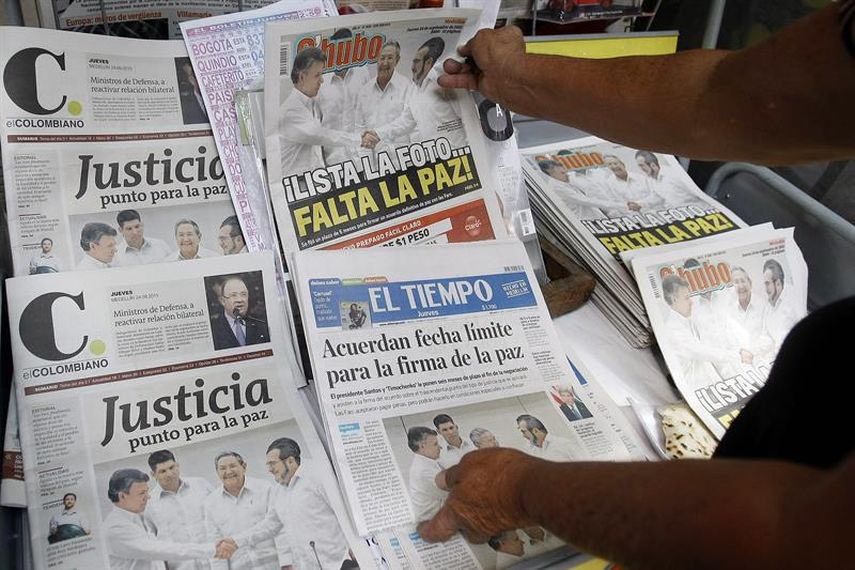 La prensa colombiana calificó como histórico el convenio alcanzado por el Gobierno y las FARC para firmar un acuerdo de paz antes del 23 de marzo de 2016. Una de las portadas con la foto del saludo entre el presidente Juan Manuel Santos y el líder gu