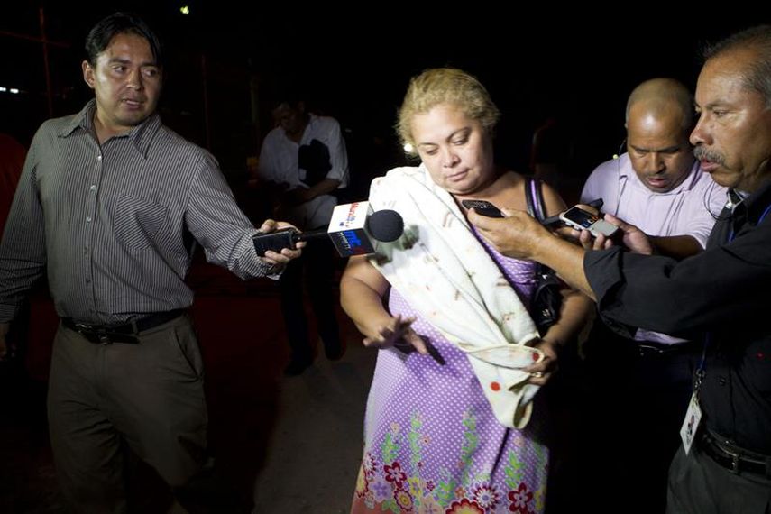 Deysi Marquina Lobo, hermana del supuesto narcotraficante Carlos Arnaldo Lobo, habla con la prensa hoy, viernes 9 de mayo de 2014, en la aldea de Mateo (Honduras). Honduras entregó hoy a Estados Unidos a Lobo, a quien reclama la justicia de aquel país,