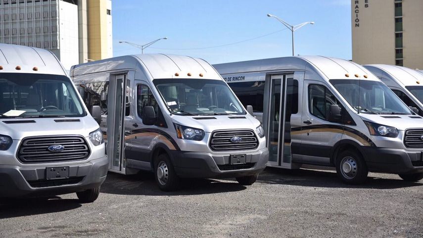 Con esta nueva entrega de vehículos de transportación colectiva, continuamos expandiendo la red de movilidad para las personas que más lo necesitan, escribió el gobernador Ricardo Roselló en su cuenta de Twitter.