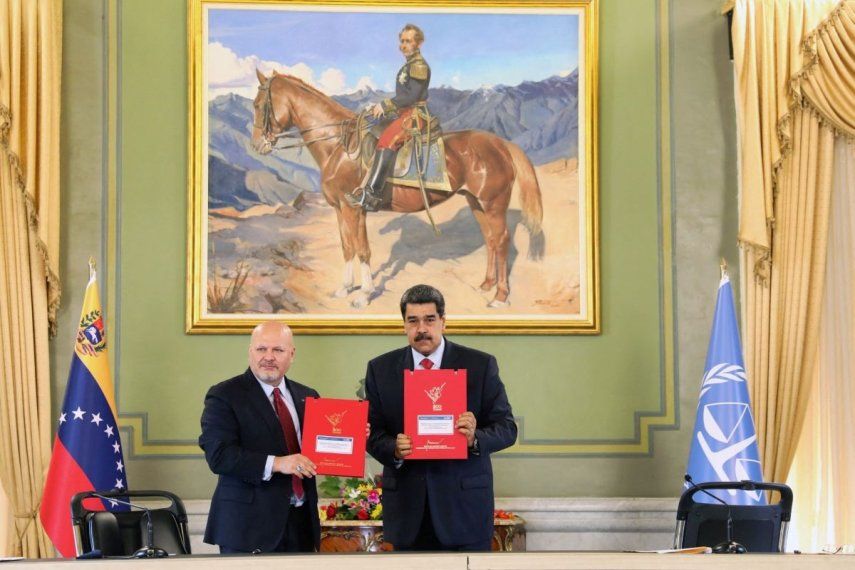 El dictador de Venezuela Nicolás Maduro muestra documentos con el fiscal de la Corte Penal Internacional (CPI), Karim Khan,&nbsp; en el palacio presidencial de Miraflores en Caracas el 3 de noviembre de 2021.